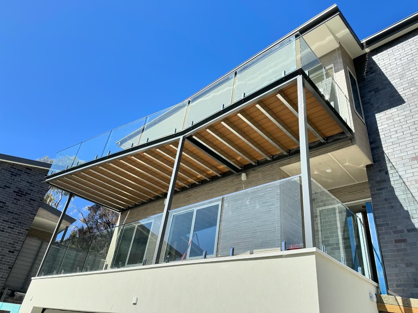 Glass balustrade running along an elevated entertaining deck
